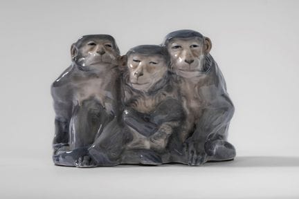 Grupo de porcelana policromada Trío de monos. Knud