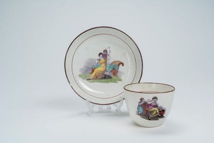 Una taza, un platillo y un azucarero de porcelana 