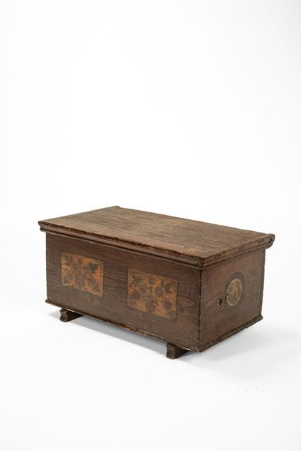 Small painted wooden chest, 20th century

90 x 45 
