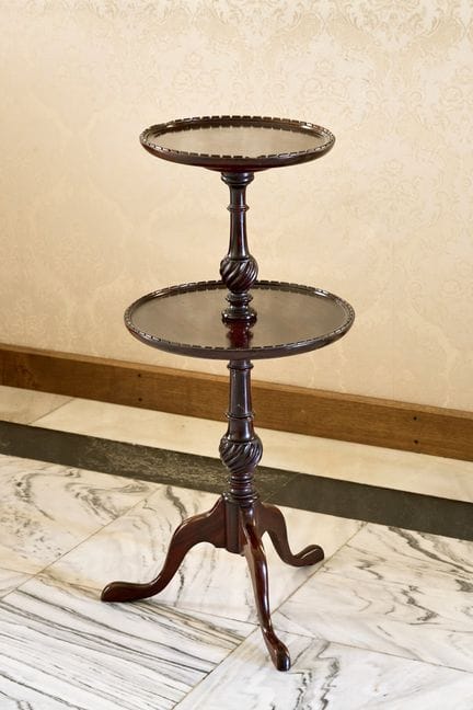 Two-tier Étagère on tripod support

h 70.5 cm
The 