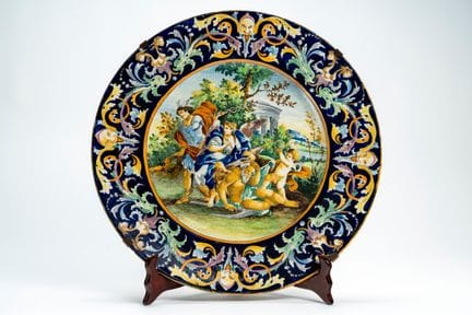 Plato decorativo de mayólica policromada con motiv