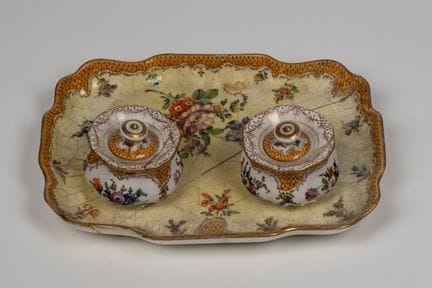 Tintero de porcelana policromada con motivos flora