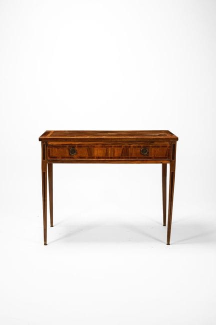 Central desk veneered and threaded in various wood