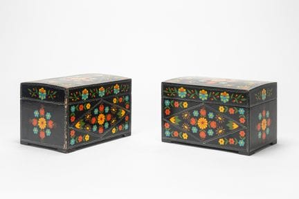 Un par de cajas rusas de madera lacadas en negro. 