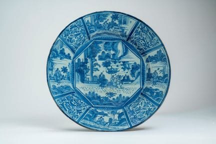 Plato de mayólica azul y blanca decorado con figur