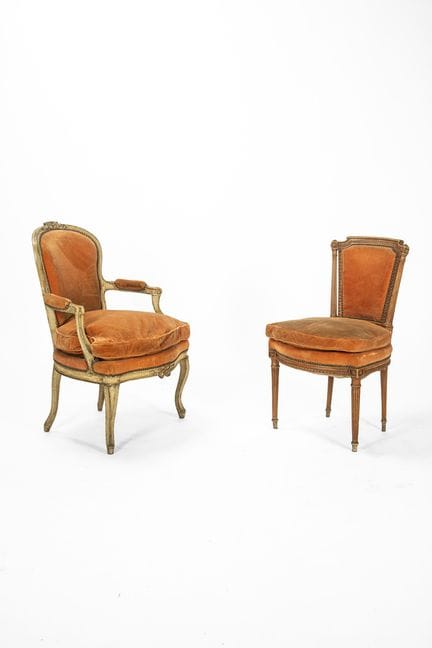 Lot consisting of an armchair and a carved wooden 