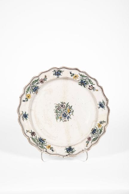 Piatto in maiolica policroma. Moustiers, Francia m