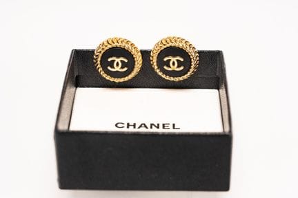 Chanel - Earrings


Gold-plated metal and black gl