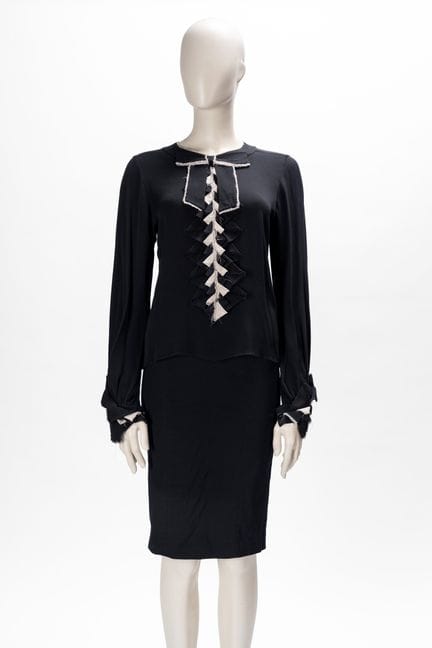Chanel - Shirt


Long-sleeved black silk shirt wit