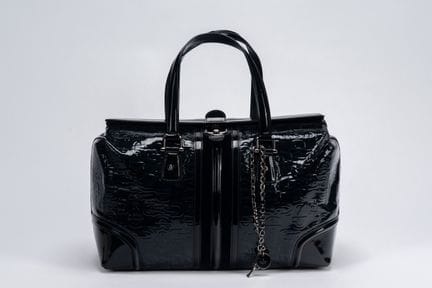 Gucci - Bag


Black patent leather bag with double