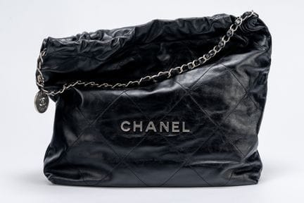 Chanel - 22 Bag


Black matelassé leather bag with