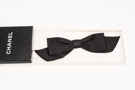 Chanel - Brooch


Black silk satin bow-shaped broo
