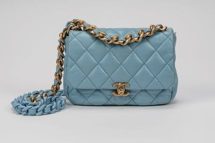 Chanel - Bag


Light blue matelassé leather bag, g