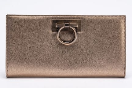 Ferragamo - Clutch


Bronze leather clutch, detach