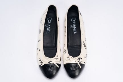 Chanel - Ballerinas


Ivory and black leather ball