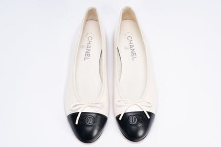 Chanel - Pair of Ballet Flats


White and black le