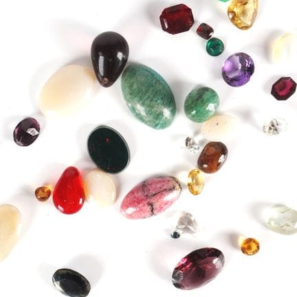 Conjunto de 32 piedras preciosas, semipreciosas, d