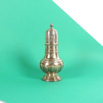 Saupoudreuse sur piédouche en argent, poinçon au l