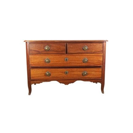 Commode en bois ouvrant à quatre tiroirs sur trois