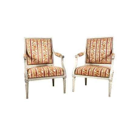 Paire de fauteuils à dossiers droits en bois moulu