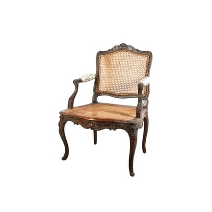 Fauteuil dit "à la Reine" en bois mouluré et sculp