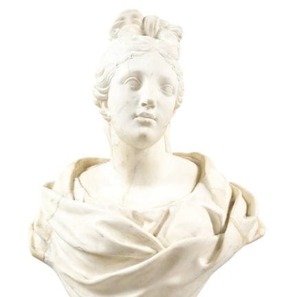 Buste de femme à l'Antique en marbre blanc, revêtu