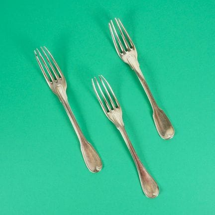 Trois fourchettes en argent, deux aux poinçons dit