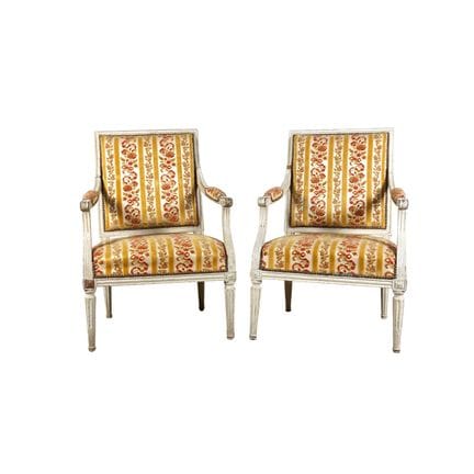 Paire de fauteuils à dossiers droits en bois moulu