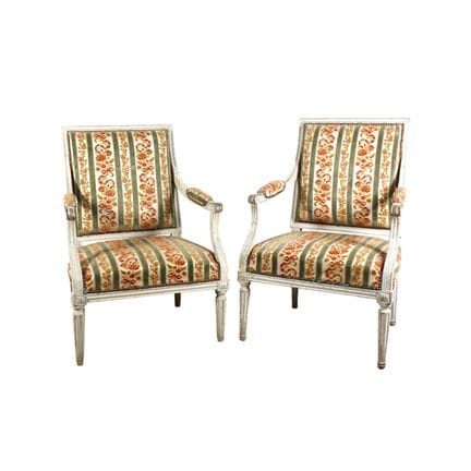 Paire de fauteuils en bois sculpté laqué crème, do