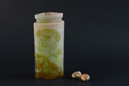 GALLE 
Vase à pans en verre multicouche à décor dé