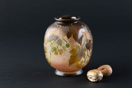 GALLE
Vase de section carrée arrondie sur talon en