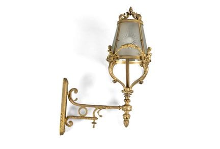 Gilded bronze wall sconce decorated with natural-l