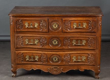 Chest of drawers with a curved front made of molde