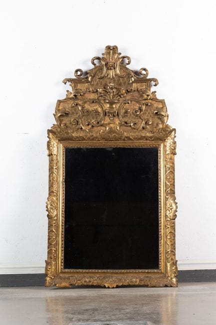 Mirror with a carved and gilded wooden frame. The 