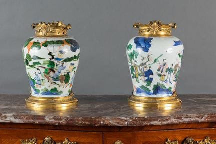 CHINE, époque Transition
Paire vases en porcelaine