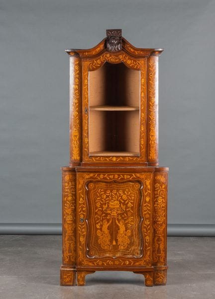 Corner piece with marquetry depicting flowers, fol