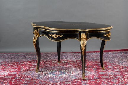 Mesa de salón con marquetería de latón grabado sob