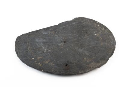 Sonnenuhr aus Schiefer, graviert mit geometrischen
