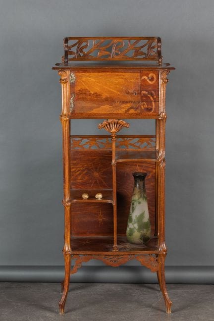 Emile GALLE (1846   1904) 
Etagère en noyer moulur