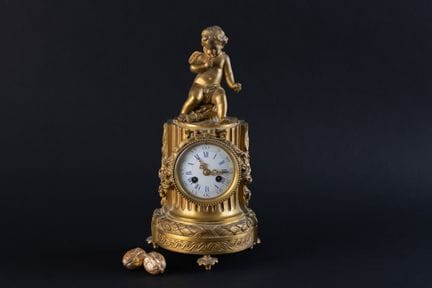 Chiseled bronze clock; the movement is housed with