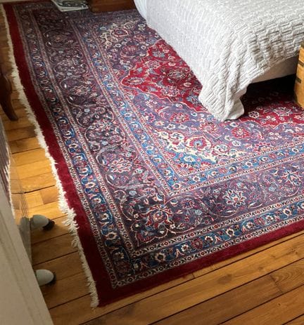 Large hand-knotted wool Oriental rug
395 x 300 cm