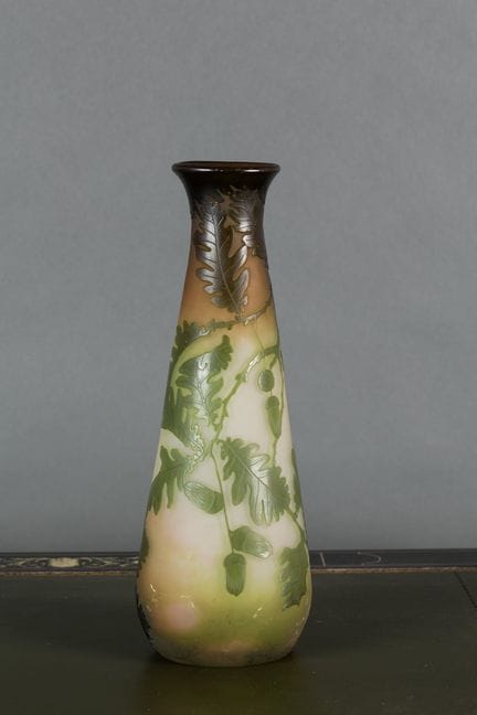 GALLE
Vase en verre multicouches à décor dégagé à 