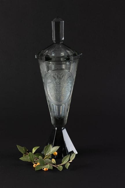 Rudolf HLOUSEK 
Vase couvert à pans coupés sur pié