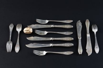 SERIE DE CINQ COUVERTS A POISSON en argent (800).

