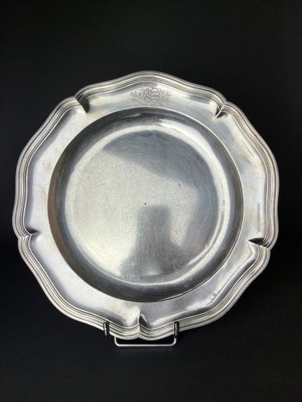 PIATTO in argento (950).
PARIGI, 1764-1765 (letter