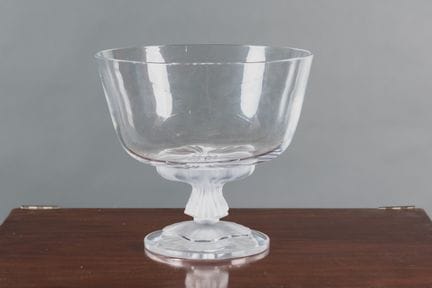 LALIQUE France
Importante coupe sur pied en verre 