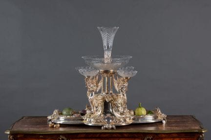 Important surtout de table en métal argenté à déco