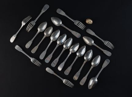 DOUZE CUILLERS A SOUPE  ET SIX FOURCHETTES DE TABL