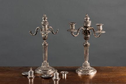 Paire de chandeliers en métal argenté à trois bras