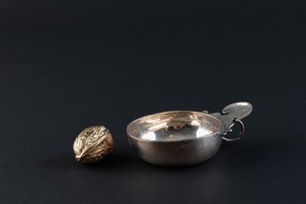 TASSE A VIN en argent (950).
PARIS, Jean DEBRIE (r
